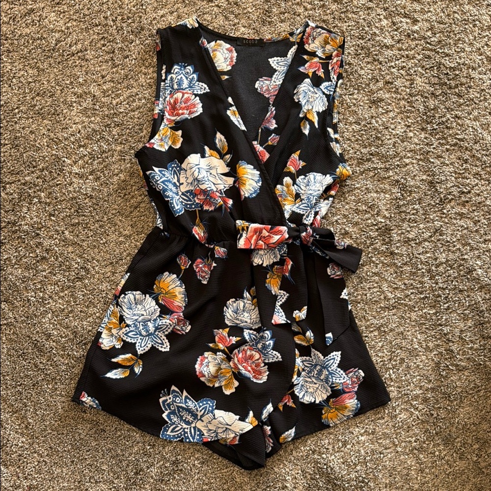 Scone Black Floral Romper with V-Neckline and Tie Waist Size L